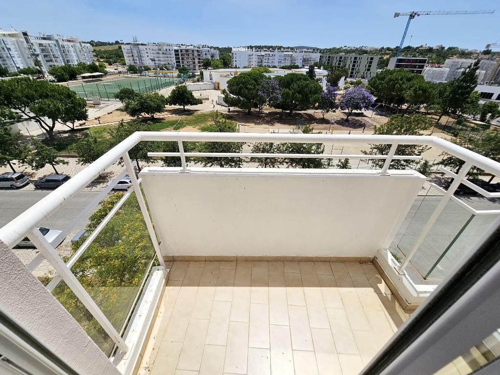 Espaçoso apartamento T3, com parqueamento, junto centro de Loulé, Algarve