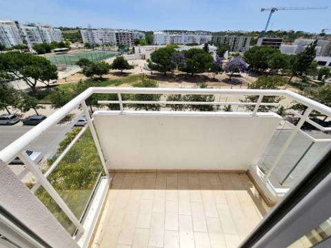 Espaçoso apartamento T3, com parqueamento, junto centro de Loulé, Algarve