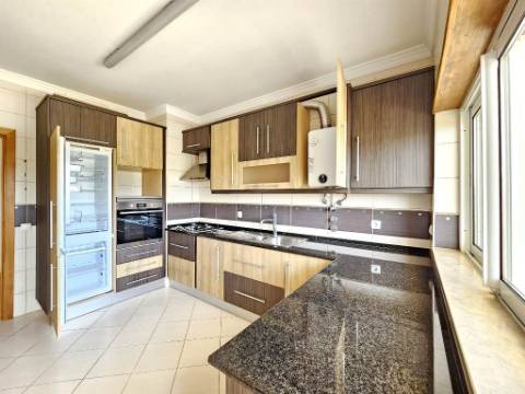 Espaçoso apartamento T3, com parqueamento, junto centro de Loulé, Algarve