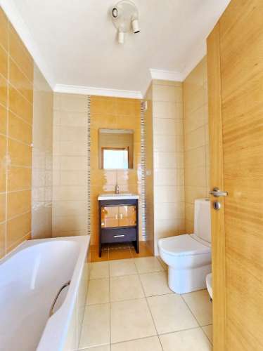 Espaçoso apartamento T3, com parqueamento, junto centro de Loulé, Algarve