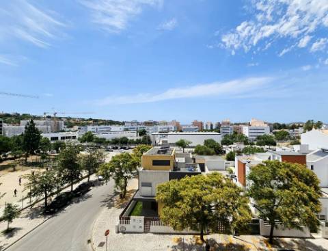 Espaçoso apartamento T3, com parqueamento, junto centro de Loulé, Algarve