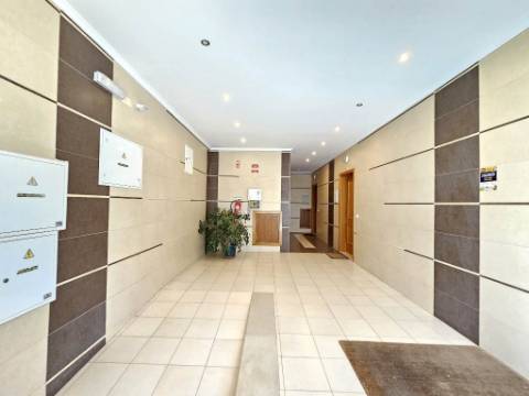 Espaçoso apartamento T3, com parqueamento, junto centro de Loulé, Algarve