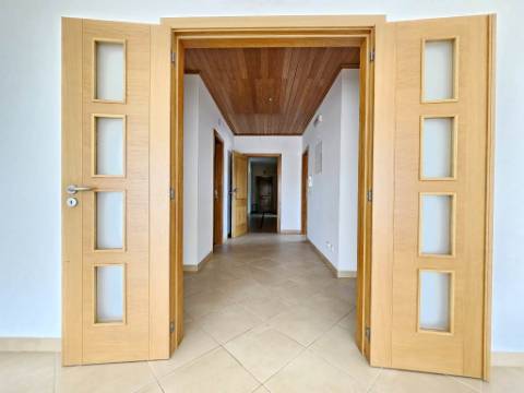 Espaçoso apartamento T3, com parqueamento, junto centro de Loulé, Algarve