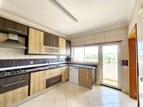Espaçoso apartamento T3, com parqueamento, junto centro de Loulé, Algarve