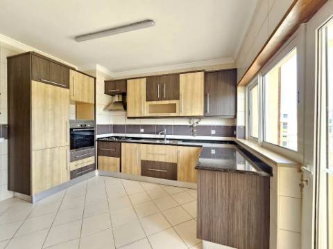 Espaçoso apartamento T3, com parqueamento, junto centro de Loulé, Algarve