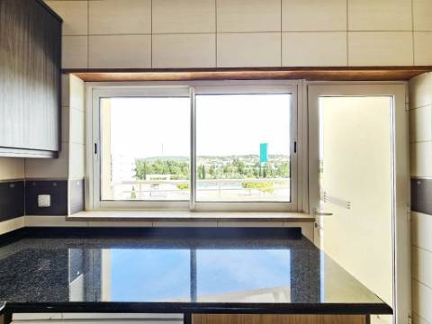 Espaçoso apartamento T3, com parqueamento, junto centro de Loulé, Algarve