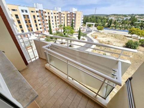 Espaçoso apartamento T3, com parqueamento, junto centro de Loulé, Algarve