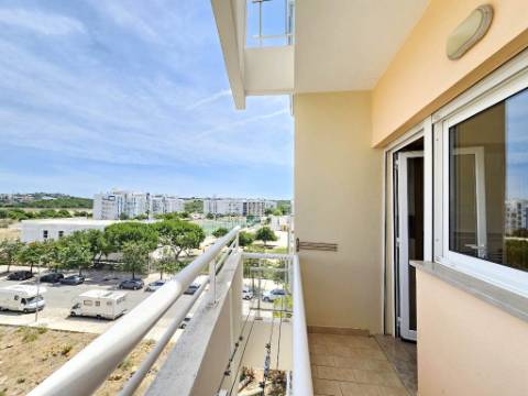 Espaçoso apartamento T3, com parqueamento, junto centro de Loulé, Algarve