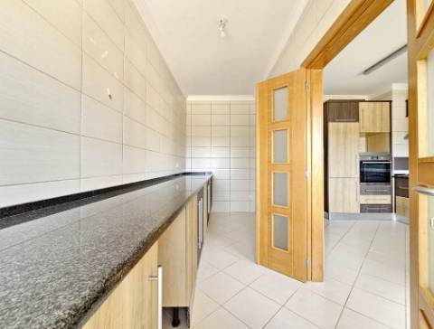 Espaçoso apartamento T3, com parqueamento, junto centro de Loulé, Algarve