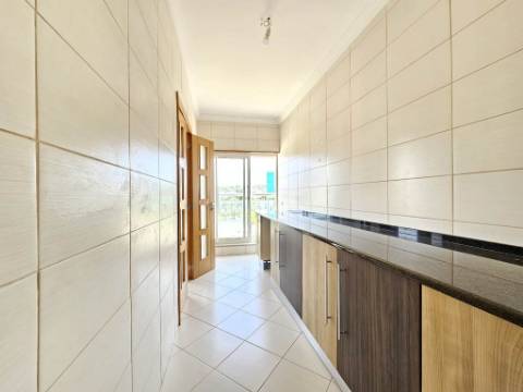 Espaçoso apartamento T3, com parqueamento, junto centro de Loulé, Algarve