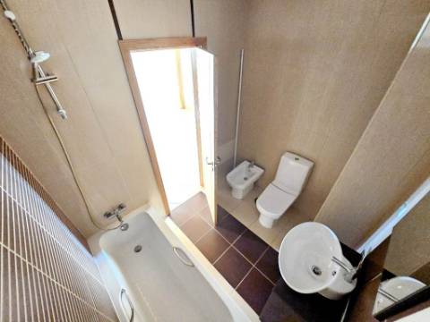 Espaçoso apartamento T3, com parqueamento, junto centro de Loulé, Algarve