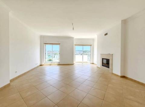 Espaçoso apartamento T3, com parqueamento, junto centro de Loulé, Algarve