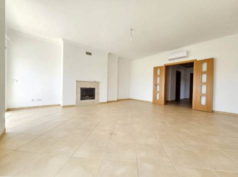 Espaçoso apartamento T3, com parqueamento, junto centro de Loulé, Algarve