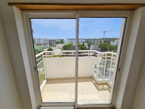 Espaçoso apartamento T3, com parqueamento, junto centro de Loulé, Algarve