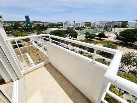 Espaçoso apartamento T3, com parqueamento, junto centro de Loulé, Algarve