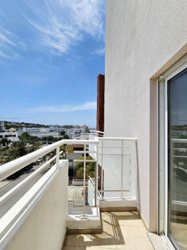 Espaçoso apartamento T3, com parqueamento, junto centro de Loulé, Algarve