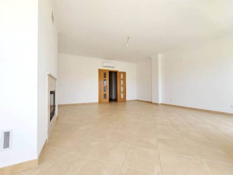 Espaçoso apartamento T3, com parqueamento, junto centro de Loulé, Algarve