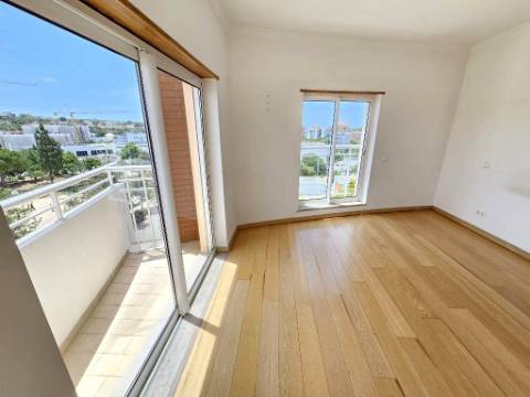 Espaçoso apartamento T3, com parqueamento, junto centro de Loulé, Algarve