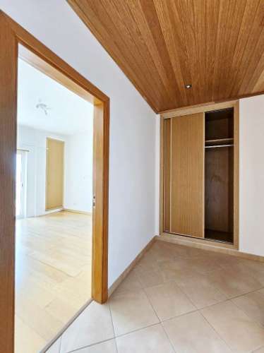 Espaçoso apartamento T3, com parqueamento, junto centro de Loulé, Algarve