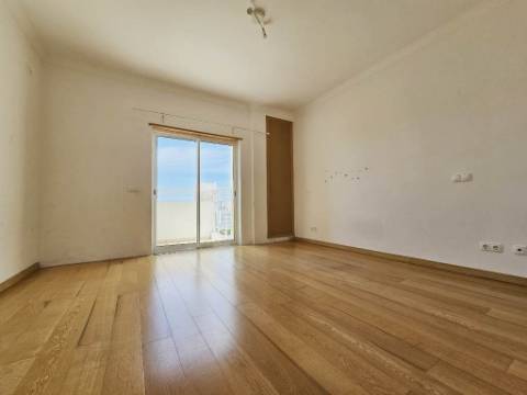 Espaçoso apartamento T3, com parqueamento, junto centro de Loulé, Algarve