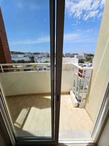 Espaçoso apartamento T3, com parqueamento, junto centro de Loulé, Algarve