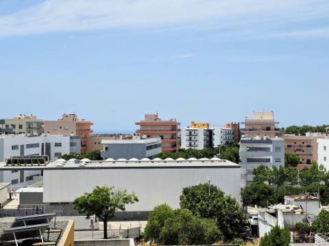 Espaçoso apartamento T3, com parqueamento, junto centro de Loulé, Algarve