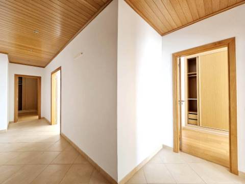 Espaçoso apartamento T3, com parqueamento, junto centro de Loulé, Algarve
