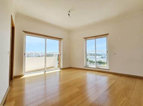 Espaçoso apartamento T3, com parqueamento, junto centro de Loulé, Algarve