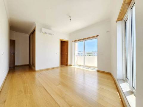 Espaçoso apartamento T3, com parqueamento, junto centro de Loulé, Algarve