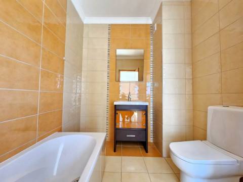 Espaçoso apartamento T3, com parqueamento, junto centro de Loulé, Algarve