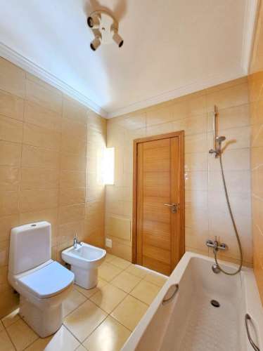 Espaçoso apartamento T3, com parqueamento, junto centro de Loulé, Algarve
