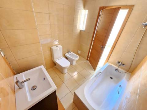 Espaçoso apartamento T3, com parqueamento, junto centro de Loulé, Algarve