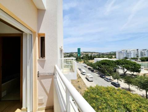 Espaçoso apartamento T3, com parqueamento, junto centro de Loulé, Algarve