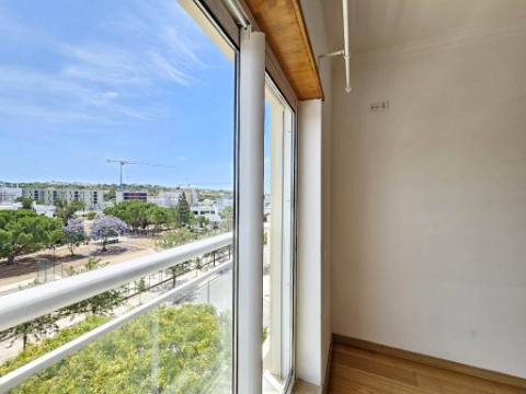 Espaçoso apartamento T3, com parqueamento, junto centro de Loulé, Algarve