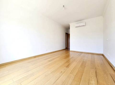 Espaçoso apartamento T3, com parqueamento, junto centro de Loulé, Algarve