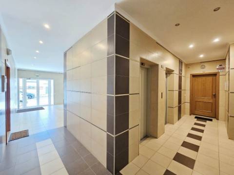 Espaçoso apartamento T3, com parqueamento, junto centro de Loulé, Algarve