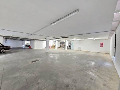 Espaçoso apartamento T3, com parqueamento, junto centro de Loulé, Algarve