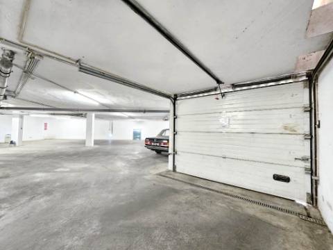 Espaçoso apartamento T3, com parqueamento, junto centro de Loulé, Algarve