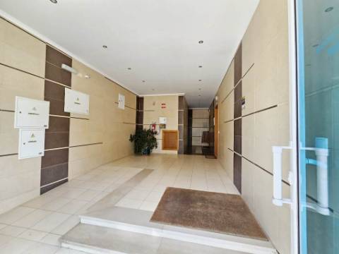 Espaçoso apartamento T3, com parqueamento, junto centro de Loulé, Algarve