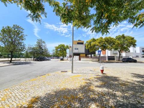 Espaçoso apartamento T3, com parqueamento, junto centro de Loulé, Algarve