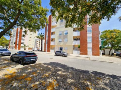 Espaçoso apartamento T3, com parqueamento, junto centro de Loulé, Algarve
