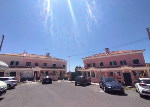 Moradia T5 Bi-familiar em Albarraque, Rio de Mouro