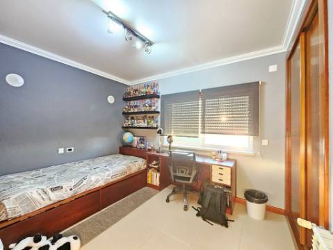 Excelente moradia T4 + 2 com piscina e jardins na Serra Del Rei, Peniche