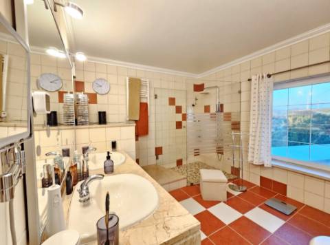 Excelente moradia T4 + 2 com piscina e jardins na Serra Del Rei, Peniche