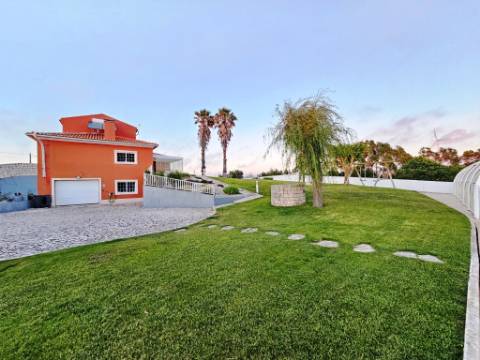 Excelente moradia T4 + 2 com piscina e jardins na Serra Del Rei, Peniche