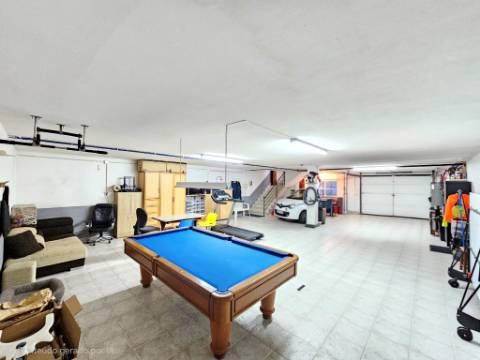 Excelente moradia T4 + 2 com piscina e jardins na Serra Del Rei, Peniche