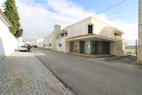 Prédio comercial e serviços, frente N2, em Alcáçovas, Évora