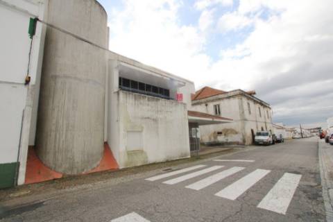 Prédio comercial e serviços, frente N2, em Alcáçovas, Évora