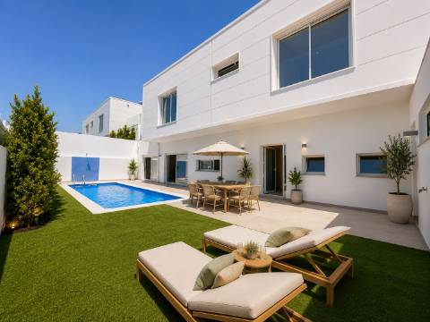 Moradia T4 com Piscina e Garagem Dupla perto do Centro de Tavira