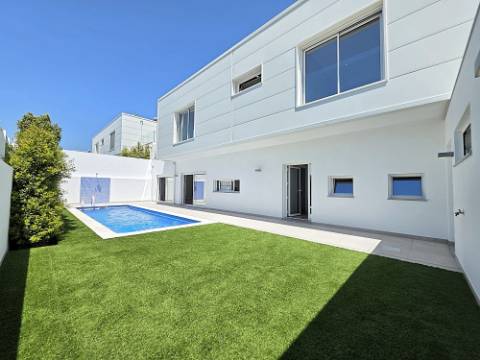 Moradia T4 com Piscina e Garagem Dupla perto do Centro de Tavira